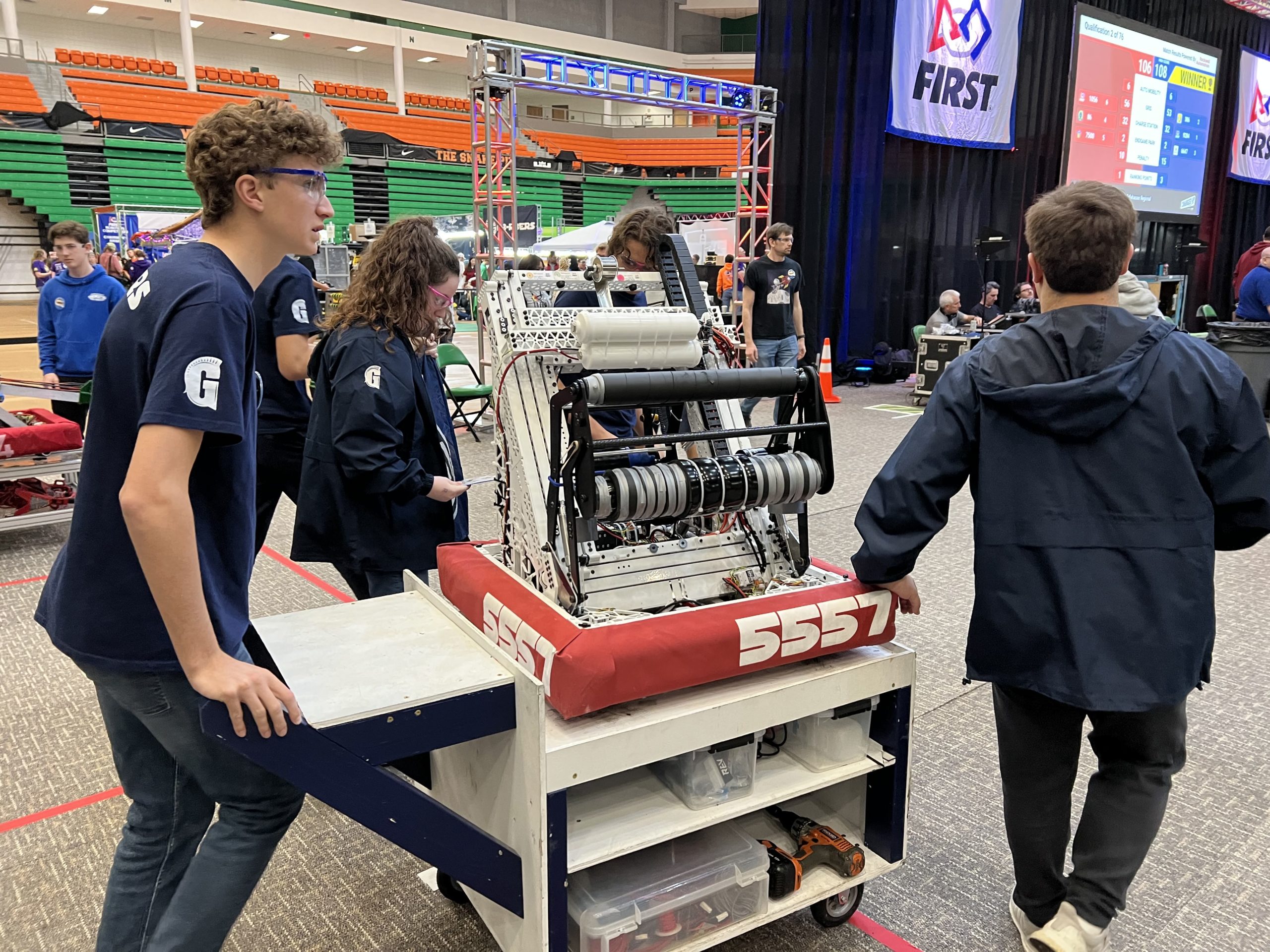BB-R8ERS students at work on the competition robot